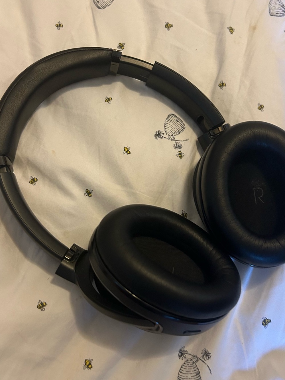 JBL Over-Ear Wireless Headphones in Matte Black